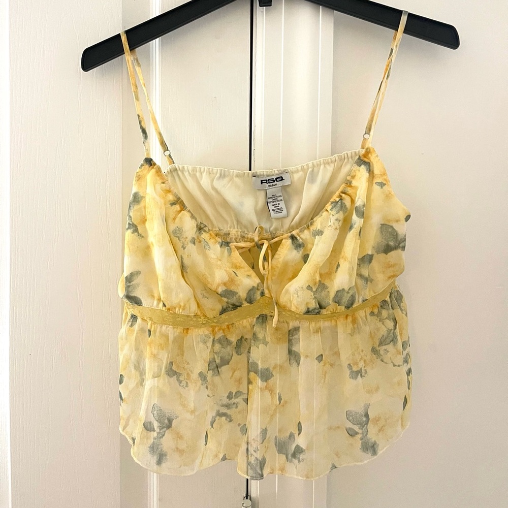 TILLYS Floral patterned flowy top